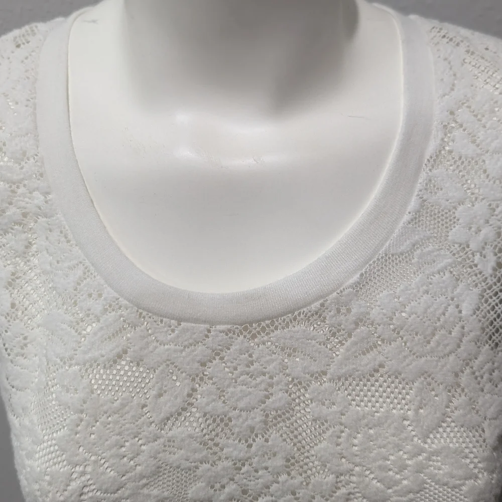 Charlotte Russe white floral stretch shell, XS - Picture 5 of 8